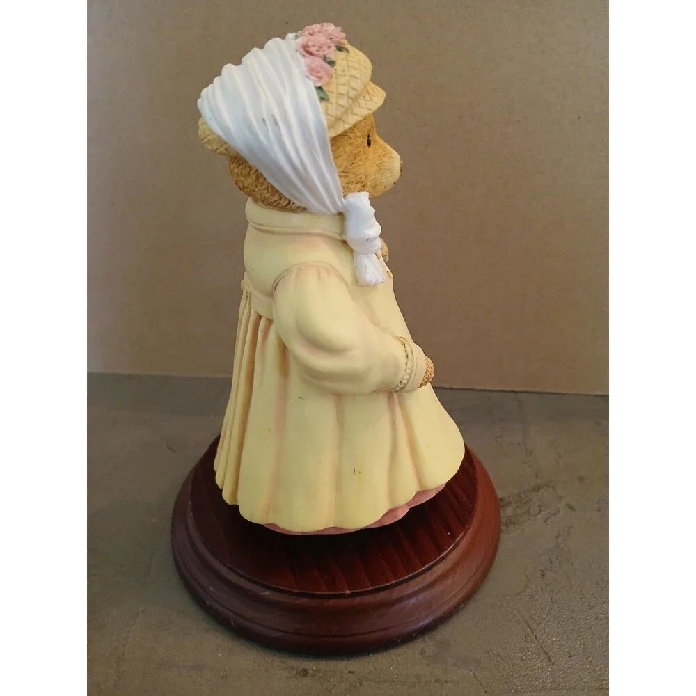 Upstairs Downstairs Bears Female Holding Umbrella Figurine Shelf Decoration